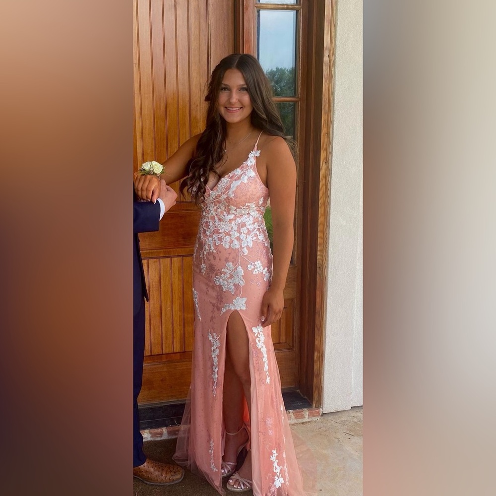Prom dress!!! CORAL 🪸🪸 size 4!!! Only worn ONCE